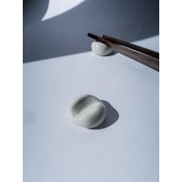 Handgemachte Keramik Essstäbchenhalter - Minimalistisch, Japanisch, Sushi Zubehör, Tischdekoration, 2Er Set von Arjeh