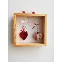 Zwei Herzen Wandbehang, Holzrahmen Mit Keramik Und Plüschherzen, Zwei Diorama Im Holz Schattenrahmen, Boho Valentinstag Geschenk von ArktosCollectibles