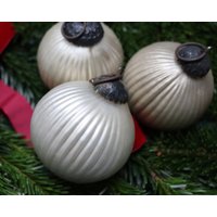 3x Schwere Glas Christbaumschmuck Baumkugeln, Matt Gerippt 3x Schwere Glas Christbaumschmuck Baumkugeln, Matt Gerippt von ArmoireAncienne