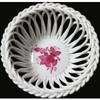 Herend Apponyi Openwork Korb in Himbeerrot von ArmoireAncienne