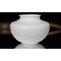 Weiße Biskuitporzellan Vase von ArmoireAncienne