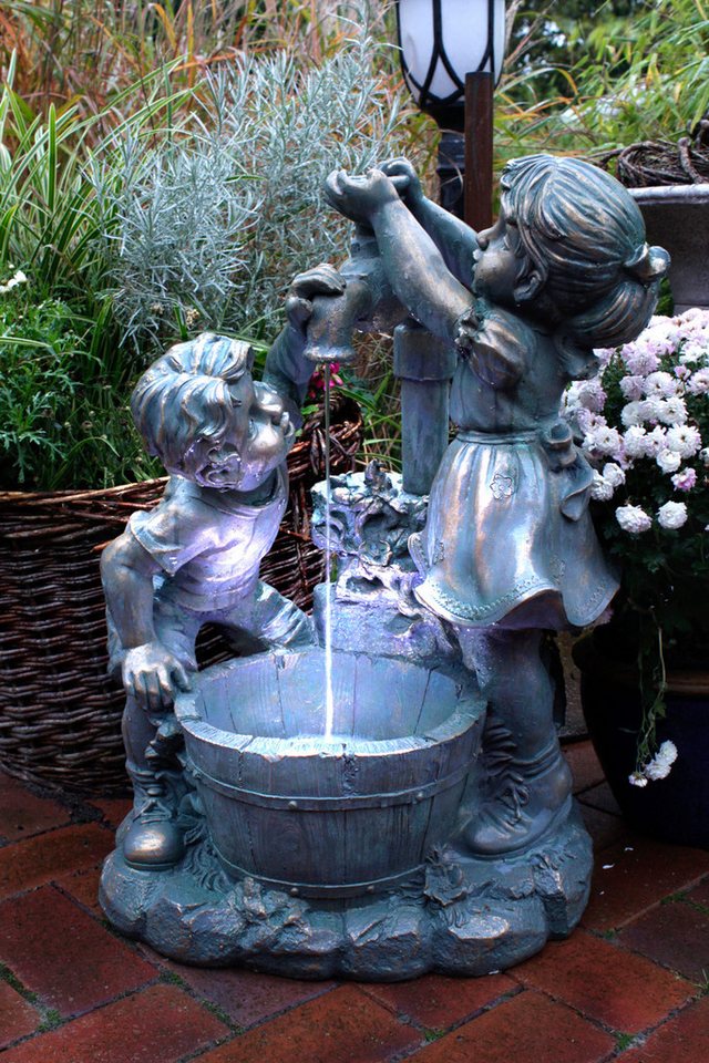 Arnusa Gartenbrunnen Springbrunnen Junge Mädchen mit LED Beleuchtung, SB102 Wasserspiel Gartendekoration von Arnusa