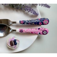 Mädchen Besteck Personalisiertes Set, Floral Marine Blau Und Rosa Besteck, Löffel Mit Namen, Weihnachtsgeschenk Für Mädchen, Baby Geschenk von AroundMeandYou