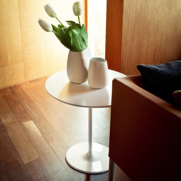 Arper DIZZIE Beistelltisch weiß mit ovaler Platte - Höhe 50cm von Arper