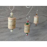 Buch/Schrift Garnspule Perlen Weihnachtsbaum Ornamente 3Er-Set. Rot, Grün Und Bronze Buch/Schrift Garnspule Perlen Weihnachtsbaum Ornamente 3Er-Set. Rot, Grün Und Bronze von ArrayedInGrace