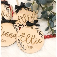 Christbaumschmuck Aus Holz | Gravierte Ornamente Personalisiertes Ornament Familienschmuck Kinder Verlobungsornament Baum von ArrowTownDesigns