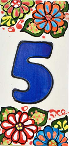 Hausnummer. Schilder mit Zahlen und Nummern auf Keramikkachel. Handgemalte Kordeltechnik fuer Schilder mit Namen, Adressen und Wegweisern. Design JARDIN 14,5 cm x 7 cm (Nummer FUNF "5"). von ART ESCUDELLERS