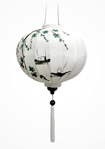 Asiatische Laterne aus Weißem Leinenstoff R - Durchmesser Ø38cm - Handbemalte Laterne mit Motiv Fischer und Pflaumenblüte - Dekoration und Kunsthandwerk aus Vietnam (R25-CAUCA) von Art Saigon