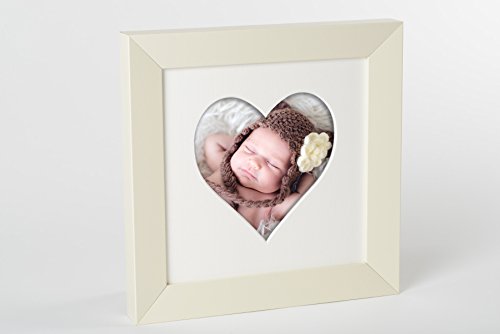 Cremefarbener Bilderrahmen aus Holz mit Passepartout in Herzform für Fotos im Format 20x20 cm als Geschenkidee für Weihnachten, Valentinstag, Geburtstag, Hochzeit, Geburt, Muttertag und Vatertag von Art & More