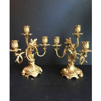 Antike Lichter, Paar Kandelaber, Französisch Bronze Louis Xv Stil Gold Vergoldet 19Th C. Skulptur Hochwertige Feuervergoldung Je Drei Kerzenbecher von ArtAndAntiquesStudio