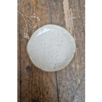 Seifenschale, Teller "Feine Spitze" Handgemachte Keramik, Spitzen Abdruck, Beige, Weiß, Ton Mit Punkten, Schmuck, Unikat Spülmaschinenfest Seifenschale, Teller "Feine Spitze" Handgemachte Keramik, Spitzen Abdruck, Beige, Weiß, Ton Mit Punkten, Schmuck, Unikat Spülmaschinenfest von ArtAndKreative
