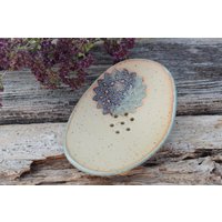 Seifenschale Mandala Handgemacht | Mit Löchern + Füßen, Keramik, Steinzeug, Muster Abdruck, Oval, Landhaus Deko Bad, Türkis Blau Beige von ArtAndKreative