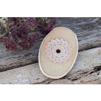 Seifenschale Mandala Handgemacht | Mit Löchern + Füßen, Keramik, Steinzeug, Muster Abdruck, Oval, Landhaus Deko Bad, Weiß Creme Beige von ArtAndKreative