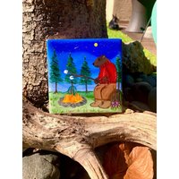 Bear Roasting Marshmallow Handbemalte Keramikfliese/Ornament Wandkunst Home Decor von ArtByAdrienneStudio