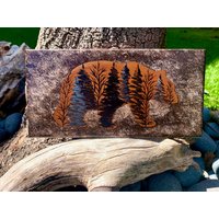 Bärenwald Handbemalte Keramikfliese/Wandkunst Home Decor von ArtByAdrienneStudio