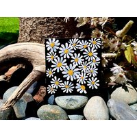 Daisy Barrage Handbemalte Keramikfliese/Ornament Wandkunst Home Decor von ArtByAdrienneStudio