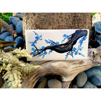 Handbemalte Keramikfliese Mit Knorrigen Blauen Blüten von ArtByAdrienneStudio