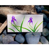 Lila Iris Im Sand Handbemalte Keramikfliese/Wandkunst Home Decor von ArtByAdrienneStudio