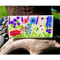 Marienkäfer in Wildblumen Handbemalte Keramikfliese/Wandkunst Home Decor von ArtByAdrienneStudio