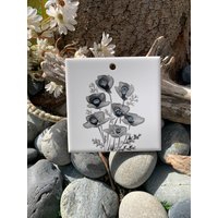 Monochrome Poppies Handbemalte Keramikfliese/Ornament Wandkunst Home Decor von ArtByAdrienneStudio