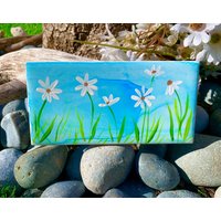 Sea Side Daisies Handbemalte Keramikfliese/Wandkunst Home Decor von ArtByAdrienneStudio