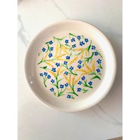 Vintage Bauernhaus Sammlung Gelbe Und Blaue Blumen Handbemalte Keramikfliese/Teller Kunst Wohndekor von ArtByAdrienneStudio