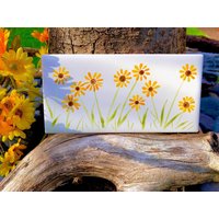 Wilde Gelbe Gänseblümchen Handbemalte Keramikfliese/Wandkunst Wohnkultur von ArtByAdrienneStudio