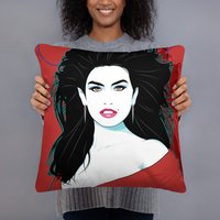 Cindy Crawford - Promi Porträt Patrick Nagel Style Art Kunst Im Stil Der 80Er Jahre Dekoratives Kissen Dekokissen Valentinstagsgeschenk Cindy Crawford - Promi Porträt Patrick Nagel Style Art Kunst Im Stil Der 80Er Jahre Dekoratives Kissen Dekokissen Valentinstagsgeschenk von ArtBySantiano