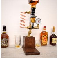 Dispenser, Handgefertigter Industrieller Whisky-Dispenser, Flaschenhalter von ArtDesignStudioCy