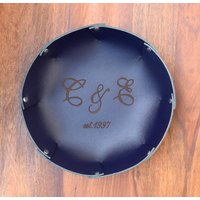 Personalisiertes Ledertablett Mit Initialen Und Hochzeitsdatum/Jubiläumsgeschenk Schreibtischorganisator Aufbewahrungsfach von ArtDesignStudioCy
