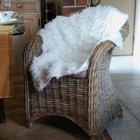 Kuscheliger Handgestrickter Sesselüberwurf Grobe Wolldecke Für Stuhlschutz Und Komfort von ArtHandStudio