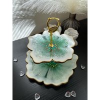 Elfenbeingrüner & Goldener Harz-stufenständer - Handgemachter Lebensmittelechter Epoxid-Blumenständer Für Obst, Süßigkeiten, Gebäck Elfenbeingrüner & Goldener Harz-stufenständer - Handgemachter Lebensmittelechter Epoxid-Blumenständer Für Obst, Süßigkeiten, Gebäck von ArtLenResinCZ