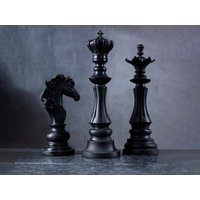 Dekorative Große Schwarze Schachfiguren, Handgefertigtes Einzigartiges Modernes Schachskulpturenset, Bücherregal Und Tischdekorgeschenk von ArtOfAnatoliaCo