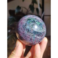 Cyanit & Rubin Blau Rot Grün - Edelstein Kugel Deko Sphere Sammler Mineral Stufe Heilstein Wohn Natur Qualität Selten Rarität Geschenk Mann von ArtOfNatureBerlin