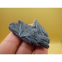 Schwarzer Cyanit Kyanit Fächercyanit Sammler Roh Stufen Rarität Edelstein Deko Kristall Heilstein Mineral Energie Natur Meditation Geschenk Schwarzer Cyanit Kyanit Fächercyanit Sammler Roh Stufen Rarität Edelstein Deko Kristall Heilstein Mineral Energie Natur Meditation Geschenk von ArtOfNatureBerlin