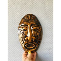 Vintage Kupfer Stammes-Maske, Retro Geprägt Traditionelle Maske, Primitive Wand Kunst Hängenstatue von ArtRetroTreasury