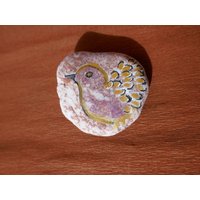 Bemalter Stein, Goldener Vogel Auf Rosa Briefbeschwerer von ArtbyJohannaZ