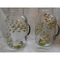 Handbemalte Pfauen Mit Wirbelnden Schwänzen. . Set Von 2 Einmachglas-Bechern Henkel. Usa. Spülmaschinenfest von ArtbySethHouse
