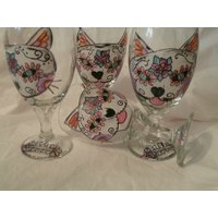 Handbemalte Sugar Skull Katzen. Set Aus 4 Eisteegläsern. Handbemalt. Katze Design Mit Fisch Als Krönung von ArtbySethHouse