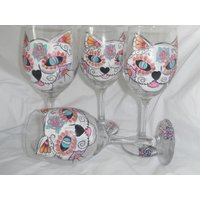 Handbemalte Sugar Skull Katzen. Set Aus 4 Weingläsern. Handbemalt. Katze Design Mit Fisch Als Krönung von ArtbySethHouse