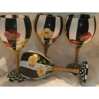 Handgemalte Rote Und Gelbe Mohnblumen Auf Streifen. Gold Stiel Karierter Boden. . Set Aus 4 Weingläsern. Handbemalt von ArtbySethHouse
