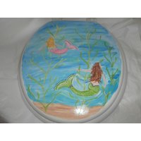 Handgemalte Schwimmende Meerjungfrauen. Standard Weißer Wc-Sitz. Beidseitig Bemalt. Versiegelt. Also Waschbar. Usa von ArtbySethHouse