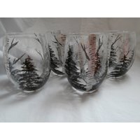 Handgemalte Winter Birken Und Schwarzkiefern. . Set Von 4.15 Unzen Stengellose Weine. Usa. Spülmaschinenfest von ArtbySethHouse