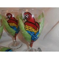 Wunderliches Set Roter Papageien, Die in Einer Palme Sitzen. Rottöne, Gelbtöne, Blautöne. Aus 4 Eistees Gläsern. Handbemalt. Hergestellt Den Usa von ArtbySethHouse