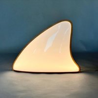 Lampe Mit Dem Thema Ozean Namen Weißer Hai | Eine Ausgefallene Stehlampe in Form Einer Haiflosse Im Maritimen Stil Für Das Schlafzimmer von ArtemRonskyStudio