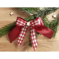Weihnachtsschleifen Für Den Christbaum in Rot Mit Holzstern, Adventskranz, Geschenkschleife Landhaus Boho Look Karoband Weihnachtsschleifen Für Den Christbaum in Rot Mit Holzstern, Adventskranz, Geschenkschleife Landhaus Boho Look Karoband von ArtemmStudio