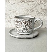Handgefertigtes Weißes Keramikset Mit Floralmuster | Becher 290 Ml + Teller 13, 5 cm Dunklem Ton Handgefertigtes Weißes Keramikset Mit Floralmuster | Becher 290 Ml + Teller 13, 5 cm Dunklem Ton von ArtesanoCeramika