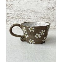 Handgemachte Keramik Tasse Aus Dunklem Ton Mit Weiße Blumen 250 Ml Handbemalte Gänseblümchen von ArtesanoCeramika
