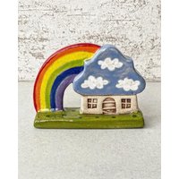 Keramik Handgemachte Stehende Hütte Mit Wolken Und Regenbogen-Häuschen Keramik Handgemachte Stehende Hütte Mit Wolken Und Regenbogen-Häuschen von ArtesanoCeramika