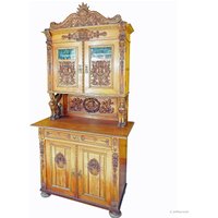 Antiker Hölzerner Geschnitzter Schrank Mit Mehreren Schnitzereien von ArtfourAntiques